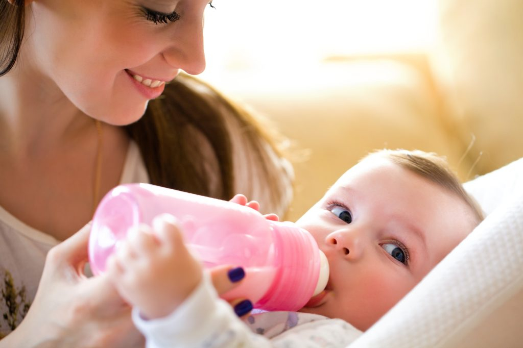 How To Introduce A Bottle To Your Breastfed Baby A Smooth Transition 