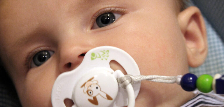 How To Keep A Pacifier In A Newborn 39 s Mouth 10 Easy Instructions